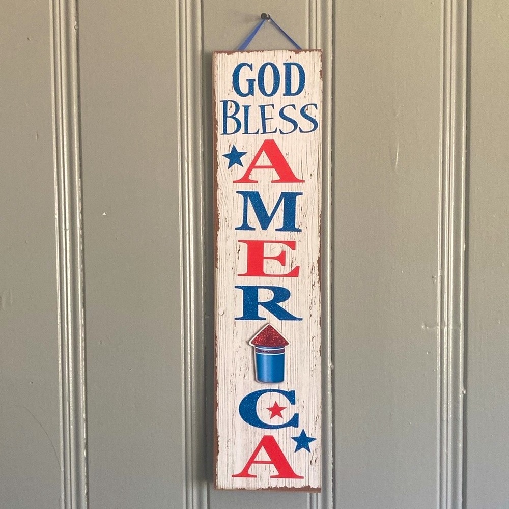 NWT Vertical Wooden GOD BLESS AMERICA 🧨 Glittered Patriotic Decoration Sign